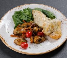 Судак, запеченный с овощами и шпинатом