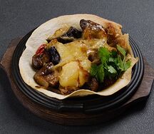 Баранина с овощами под сыром 