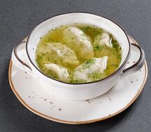Бульон с мясными пельменями