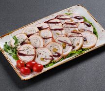 Куриный рулет в беконе с ягодным соусом