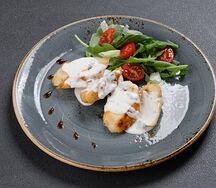 Запеченная куриная грудка под соусом дорблю