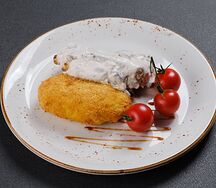 Осетрина под сливочном-грибным соусом с картофельным крокетом