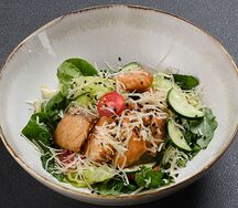 Теплый салат с лососем и кунжутом