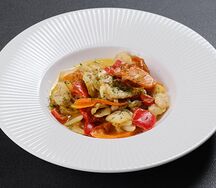 Щечки судака, тушенные с овощами 