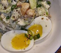 Салат с креветкой, авокадо и огурцом