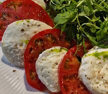 Моцарелла с томатами и рукколой