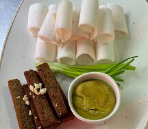 Сало с горчицей и ржаными гренками