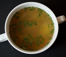 Куриный бульон с перепелиным яйцом 