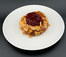 Ватрушка с творогом и вишней