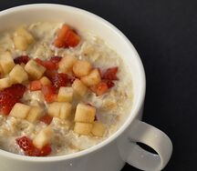 Каша овсяная на молоке с фруктами и свежими ягодами