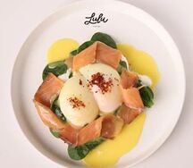 Картофельная вафля с соусом Голанзез и лососем