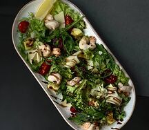 Салат с креветками и рукколой