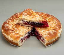 Пирог с яблоком и клубникой 