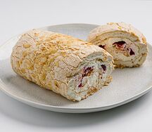 Меренговый рулет с вишней