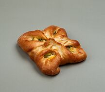 Пирожок с зеленью и яйцом