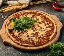 Лахмаджун с мясом и сыром