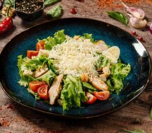 Салат Цезарь с курицей