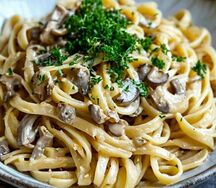 Паста под грибами и сыром