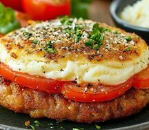 Котлета под помидорами и сыром