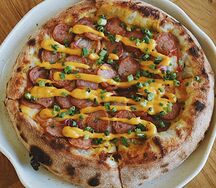 Пицца с колбасками