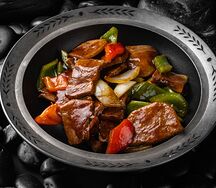 Язык говяжий с овощами и бадьяном на сковороде