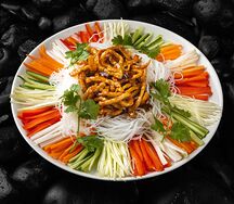 Классическое овощное ассорти с фунчозой и свининой