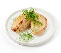 Сэндвич с риетом и соусом манго-чили