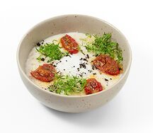 Овсяная каша с яйцом пашот и томатами