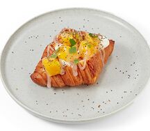Круассан с манго и кокосовым сгущенным молоком