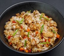 Жареный рис с курицей