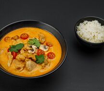 Том ям с курицей и паровым рисом