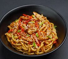 Wok лапша с курицей 