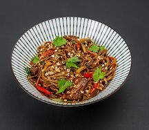 Wok соба с говядиной и устричным соусом