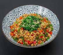 Жареный рис с овощами, водорослями чука и ореховым соусом