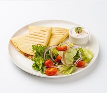 Кесадилья с курицей и овощами