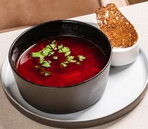 Борщ сибирский с пампушкой и салом