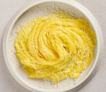Классический омлет со сливочным сыром, жареным беконом и помидорами черри