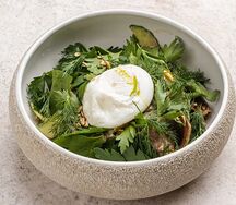Теплый салат с говяжьим языком, маринованными опятами и огурцами