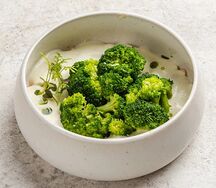 Строганов с креветкой, брокколи и копченой эспумой