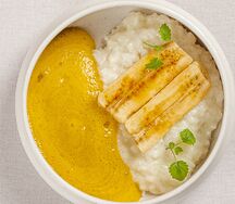 Рисовая каша с карамелизированным бананом и соусом манго