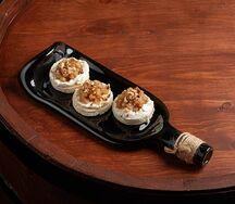 Тапасы с грушей и козьим сыром