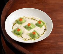 Равиоли, шпинат и форель в сливочном соусе