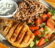 Куриная грудка с гречкой и овощным салатом 