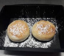 Четыре сырника из печи со сметаной