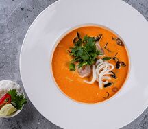 Том ям с морепродуктами