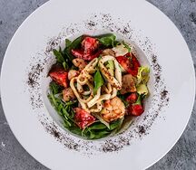 Теплый салат с морепродуктами