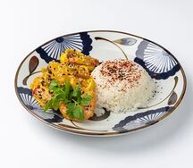 Морепродукты в соусе карри с рисом