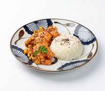 Креветки том ям с кешью и рисом