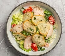 Цезарь с нежным цыплёнком и сыром пармезан