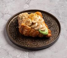 Круассан банан-солёная карамель 